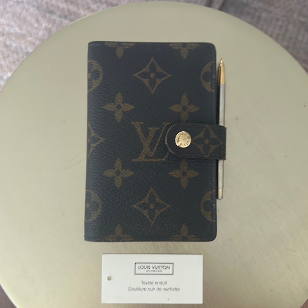 Louis Vuitton agenda holder, comes with little pencil. Authentic.